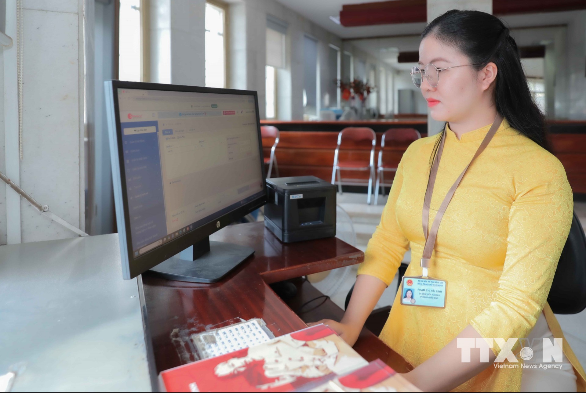 Ứng dụng công nghệ thông tin trong quy trình bán vé tại Bảo tàng Hồ Chí Minh, góp phần rút ngắn thời gian giao dịch, nâng cao hiệu quả phục vụ và mang đến trải nghiệm thuận tiện cho du khách. (Ảnh: Phan Phương/TTXVN)